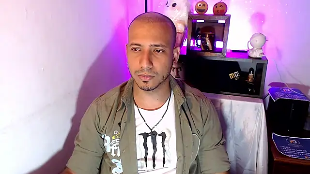 Snapshot of thommerxxx chatting on 06/17/26, 10:10 thommerxxx online show from 06/17/26, 10:10
