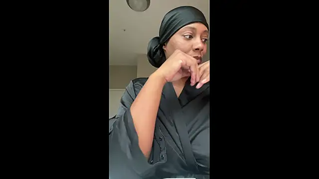 Snapshot of HoneyDripHer chatting on 11/18/25, 06:23 HoneyDripHer online show from 11/18/25, 06:23