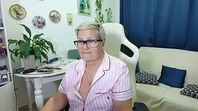 Snapshot of Selenna57 chatting on 12/19/25, 07:10 Selenna57 online show from 12/19/25, 07:10