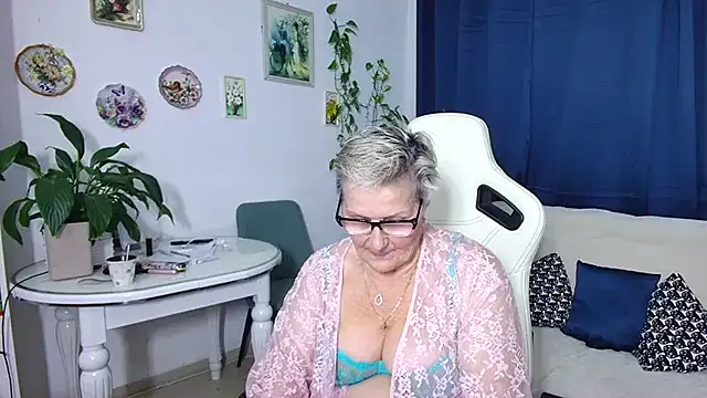 Snapshot of Selenna57 chatting on 12/20/25, 07:10 Selenna57 online show from 12/20/25, 07:10