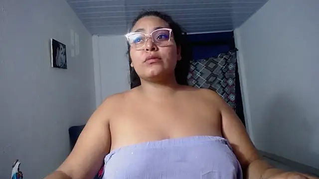 Snapshot of sirena_15 chatting on 09/19/25, 05:09 sirena 15 online show from 09/19/25, 05:09