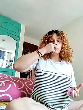 Snapshot of EmmaMelissa0521 chatting on 12/19/25, 06:15 EmmaMelissa0521 online show from 12/19/25, 06:15