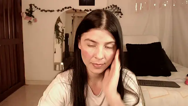 Estefani 32 online show from 12/01/25, 03:39