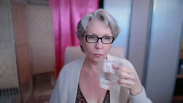 Snapshot of petradaniels chatting on 12/17/25, 10:38 petradaniels online show from 12/17/25, 10:38