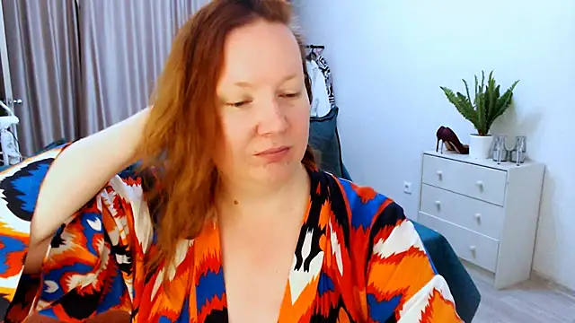 Snapshot of GoddessLara chatting on 10/05/25, 09:02 GoddessLara online show from 10/05/25, 09:02