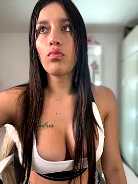 Snapshot of Emmily_19 chatting on 09/19/25, 01:07 Emmily 19 online show from 09/19/25, 01:07