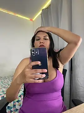 Snapshot of marc_and_ema chatting on 11/21/25, 01:26 marc and ema online show from 11/21/25, 01:26