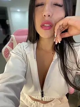 Snapshot of MiaJones21 chatting on 02/02/25, 11:53 MiaJones21 online show from 02/02/25, 11:53