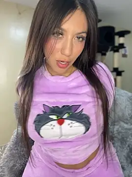 Snapshot of MiaJones21 chatting on 10/24/25, 12:19 MiaJones21 online show from 10/24/25, 12:19