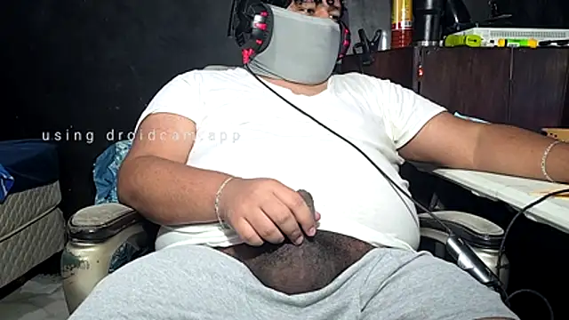 Snapshot of mikfgh50 chatting on 11/23/25, 05:18 mikfgh50 online show from 11/23/25, 05:18