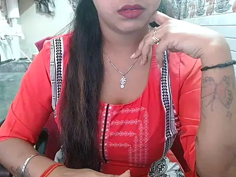 LovingPihu online show from 04/05/26, 04:42