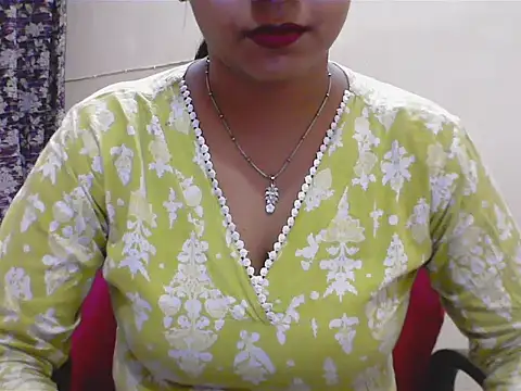 LovingPihu online show from 04/30/26, 05:36