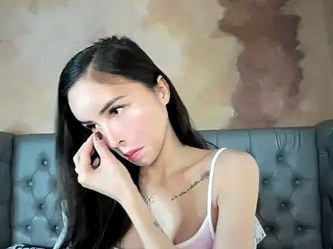 Snapshot of CaliAsian chatting on 10/01/25, 01:00 CaliAsian online show from 10/01/25, 01:00