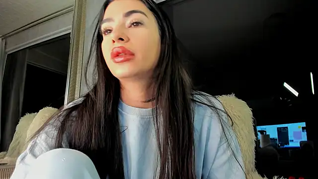 Snapshot of Naila18 chatting on 01/13/26, 04:18 Naila18 online show from 01/13/26, 04:18