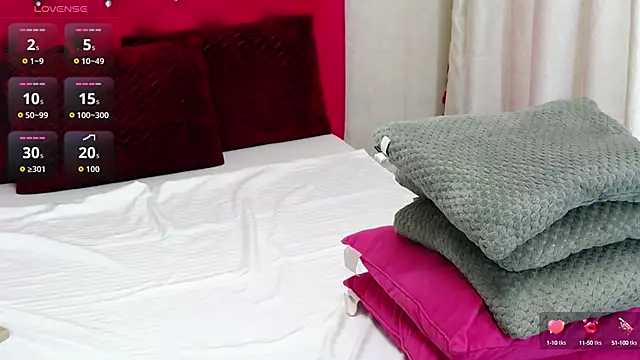 LoraDelNiro online show from 10/29/25, 01:24