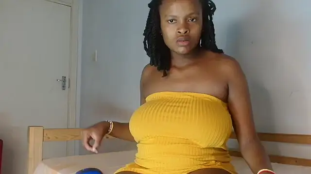 Snapshot of BlondQ2003 chatting on 09/19/25, 11:38 BlondQ2003 online show from 09/19/25, 11:38