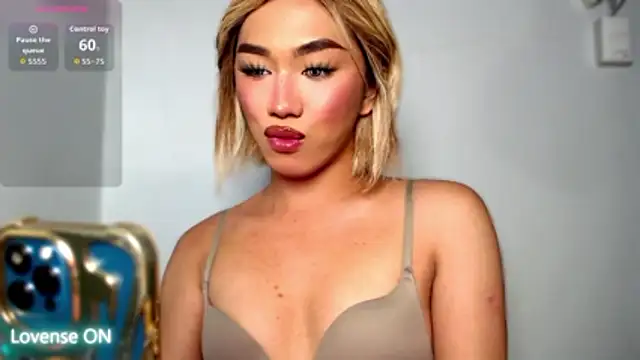 Snapshot of Local_Hoelyx chatting on 10/31/25, 07:37 Local Hoelyx online show from 10/31/25, 07:37