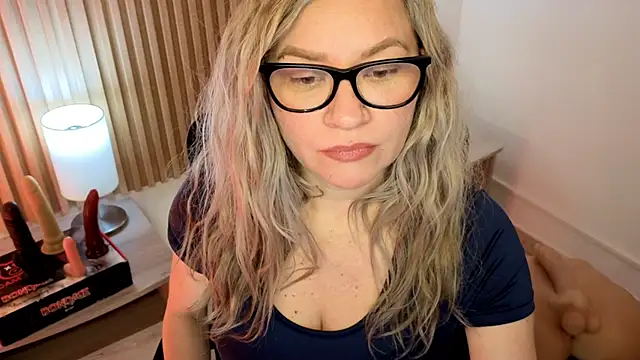 MarianL0ve online show from 11/21/25, 10:47