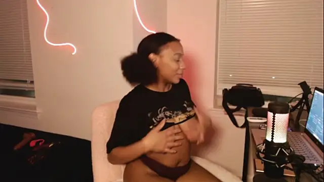 Snapshot of EatSweetMolly chatting on 02/07/25, 04:59 EatSweetMolly online show from 02/07/25, 04:59