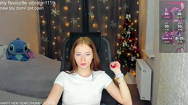 Snapshot of Hot_Mia_ chatting on 12/12/24, 02:00 Hot Mia online show from 12/12/24, 02:00