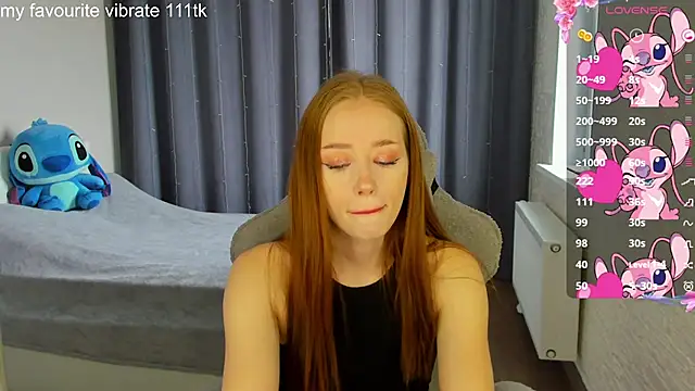 Snapshot of Hot_Mia_ chatting on 03/21/25, 11:44 Hot Mia online show from 03/21/25, 11:44