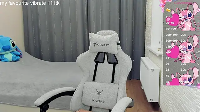 Snapshot of Hot_Mia_ chatting on 03/21/25, 05:56 Hot Mia online show from 03/21/25, 05:56