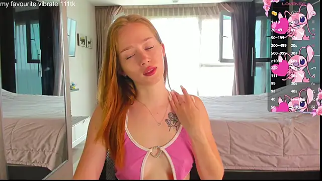 Snapshot of Hot_Mia_ chatting on 09/25/25, 04:27 Hot Mia online show from 09/25/25, 04:27