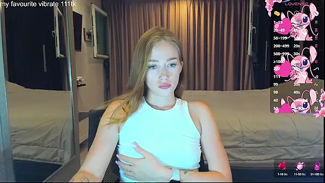 Snapshot of Hot_Mia_ chatting on 09/27/25, 11:48 Hot Mia online show from 09/27/25, 11:48