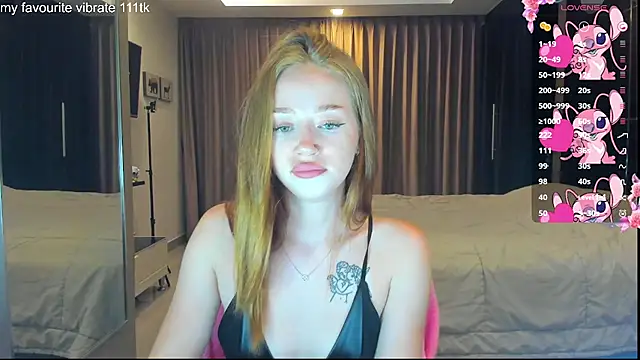 Snapshot of Hot_Mia_ chatting on 10/04/25, 12:03 Hot Mia online show from 10/04/25, 12:03