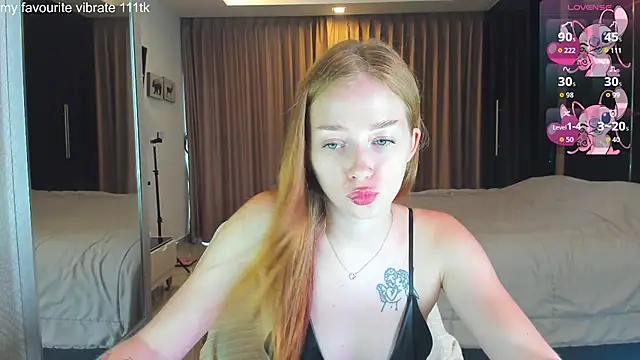 Snapshot of Hot_Mia_ chatting on 11/07/25, 08:58 Hot Mia online show from 11/07/25, 08:58