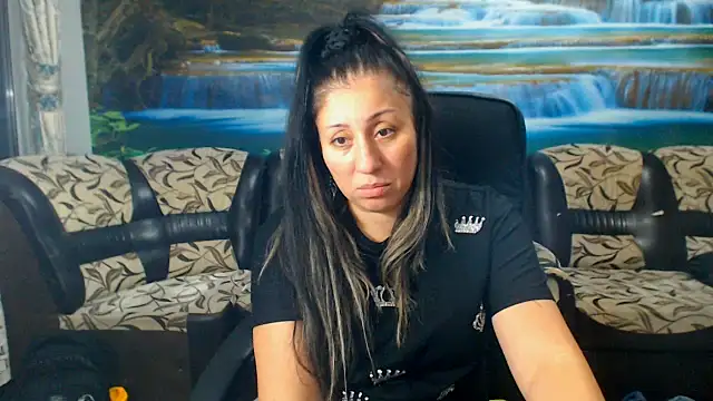 Snapshot of MoistMady chatting on 10/18/25, 10:32 MoistMady online show from 10/18/25, 10:32