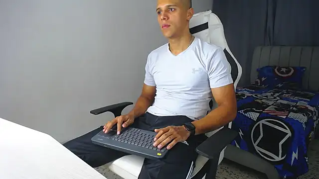 Snapshot of DavidAngell7 chatting on 02/20/25, 04:07 DavidAngell7 online show from 02/20/25, 04:07