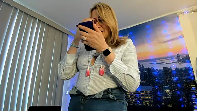Snapshot of ashleymilf_1 chatting on 03/04/25, 05:13 ashleymilf 1 online show from 03/04/25, 05:13