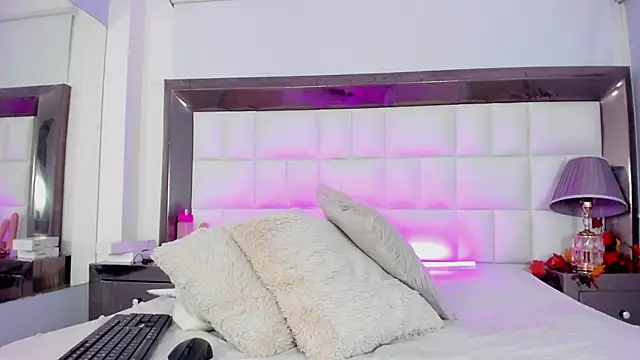 Snapshot of MiaConte chatting on 12/06/24, 01:29 MiaConte online show from 12/06/24, 01:29