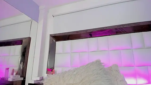 Snapshot of MiaConte chatting on 12/13/24, 01:26 MiaConte online show from 12/13/24, 01:26