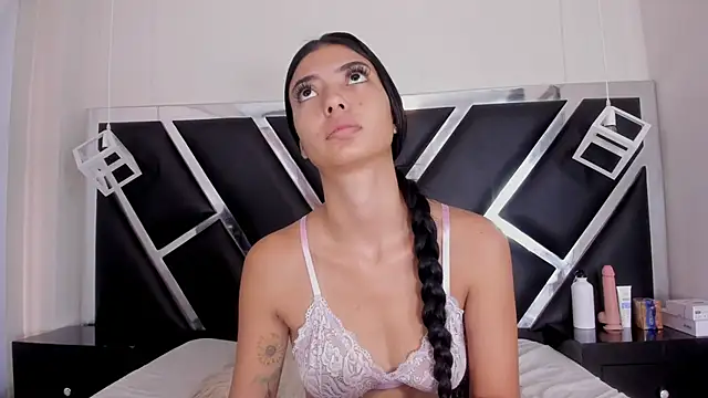 Snapshot of MiaConte chatting on 12/24/24, 12:33 MiaConte online show from 12/24/24, 12:33