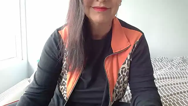 Snapshot of Linda1975 chatting on 06/15/26, 12:07 Linda1975 online show from 06/15/26, 12:07