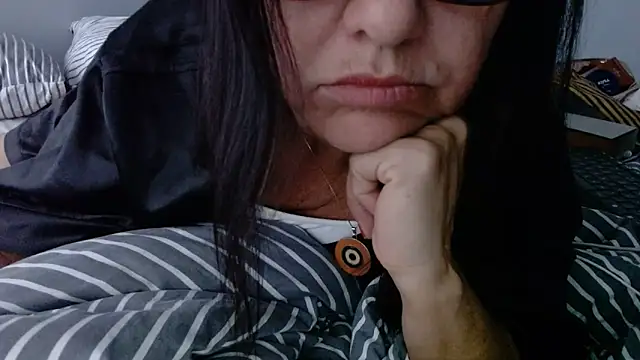 Snapshot of Linda1975 chatting on 06/16/26, 06:27 Linda1975 online show from 06/16/26, 06:27