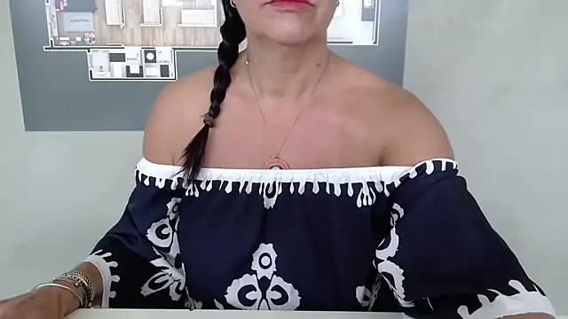 Snapshot of Linda1975 chatting on 07/30/26, 12:48 Linda1975 online show from 07/30/26, 12:48