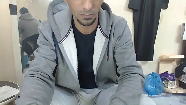Snapshot of highguy chatting on 12/17/24, 08:54 highguy online show from 12/17/24, 08:54
