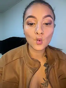 Snapshot of Emiily_W chatting on 03/25/26, 04:57 Emiily W online show from 03/25/26, 04:57