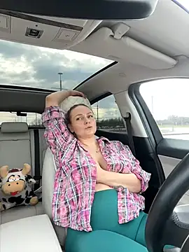 Snapshot of Bondgirl_013 chatting on 01/24/25, 09:28 Bondgirl 013 online show from 01/24/25, 09:28