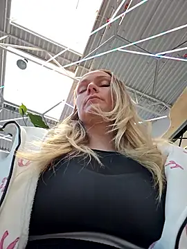 Snapshot of Bondgirl_013 chatting on 01/14/26, 01:28 Bondgirl 013 online show from 01/14/26, 01:28