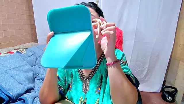 Snapshot of M_e_c_e_l chatting on 02/20/25, 10:59 M e c e l online show from 02/20/25, 10:59