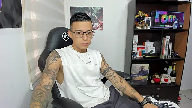 Snapshot of SIXXTOLOVE18 chatting on 03/04/25, 02:32 SIXXTOLOVE18 online show from 03/04/25, 02:32