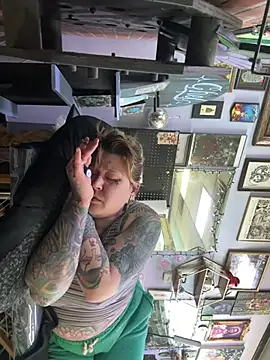 Snapshot of evacheers chatting on 02/02/25, 10:28 evacheers online show from 02/02/25, 10:28