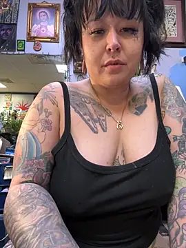 Snapshot of evacheers chatting on 11/05/25, 12:38 evacheers online show from 11/05/25, 12:38