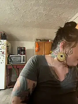 Snapshot of evacheers chatting on 12/23/25, 10:24 evacheers online show from 12/23/25, 10:24