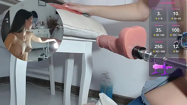 Snapshot of Yuumiii chatting on 11/17/25, 11:49 Yuumiii online show from 11/17/25, 11:49