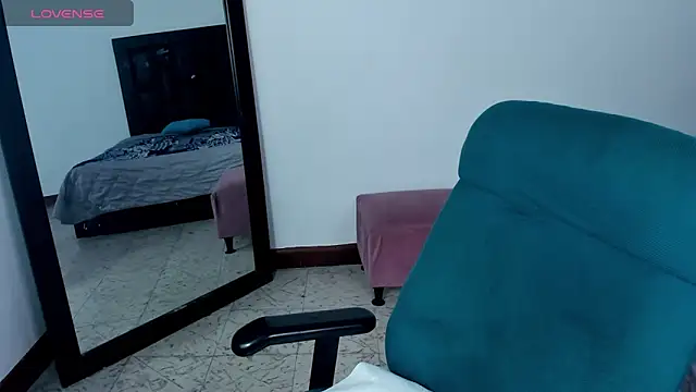 Snapshot of MaiaPetitte_ chatting on 01/23/25, 10:01 MaiaPetitte online show from 01/23/25, 10:01